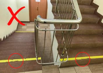 Обычная контрастная лента на лестнице