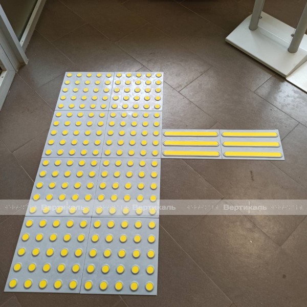 Плитка тактильная контрастная, со сменными рифами (преодолимое препятствие, поле внимания, конусы линейные), 300х300х6, PU/PL, серый/желтый – фото № 2