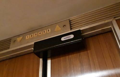 Звуковой маяк для лифтовой системы
