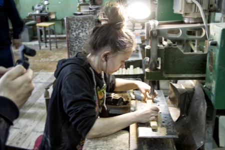 Рабочий процесс на предприятии щёточных изделий в Торжке