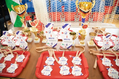 Медали и кубки турнира