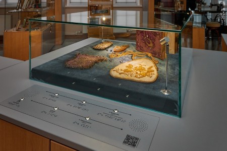 Подлинные артефакты вошли в экспозицию золотного шитья