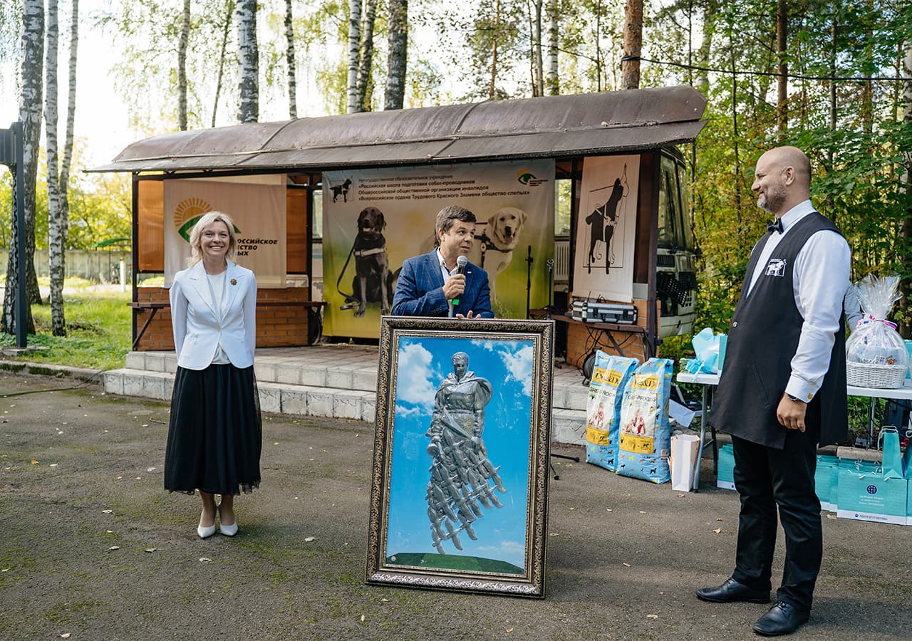 Тифлоцентр «Вертикаль» поздравил Школу подготовки собак-проводников ВОС с 65-летием