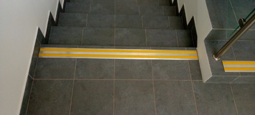 Тактильная плитка и накладки в алюминиевом корпусе для установки на ступени лестницы