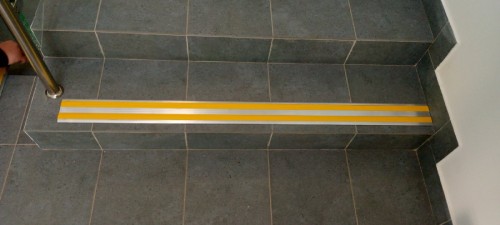 Тактильная плитка и накладки в алюминиевом корпусе для установки на ступени лестницы