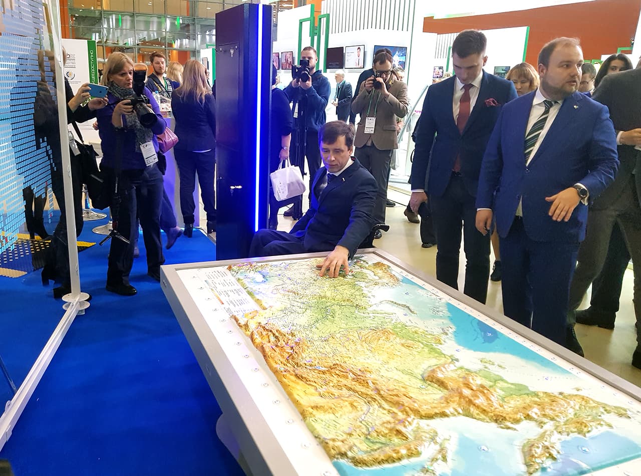 Депутат Госдумы Михаил Терентьев посетил экспозицию Тифлоцентра «Вертикаль»