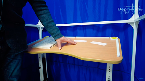 Внутри специальной кабины универсальный стол для тайного голосования