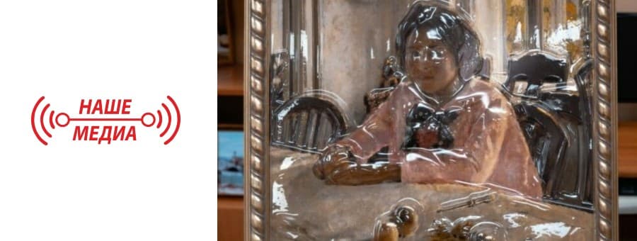 Идея выставки «Искусство на кончиках пальцев» принадлежит тифлоцентру «Вертикаль» и НКО Центр «Эксперт». Организаторы предоставляют возможность слабовидящим и слепым людям в прямом смысле «прикоснуться к прекрасному»