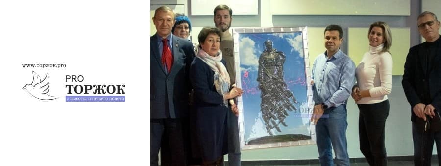 Дар от генерального директора Тифлоцентра «Вертикаль» Алексея Игоревича Черепнова и директора НКО Центр «Эксперт» Анастасии Савиной принимала заведующая Ржевским филиалом Музея Победы Копаева Марина Револьдовна