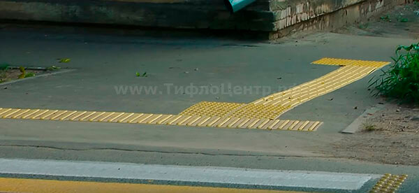 Полиуретановая тактильная плитка, установленная на тротуаре