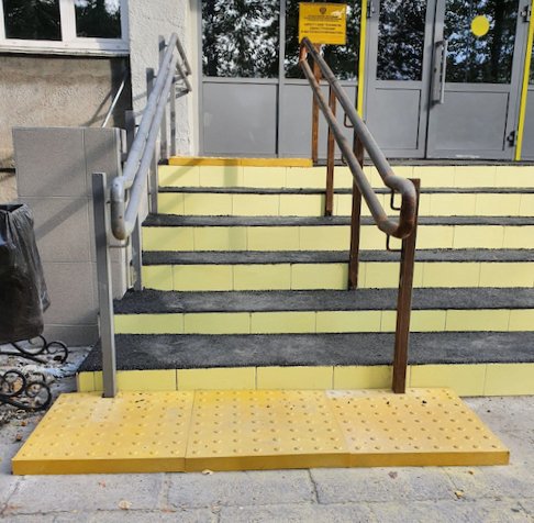 Проблемы контрастной маркировки на лестницах и тактильной плитки на тротуарахПодробнее