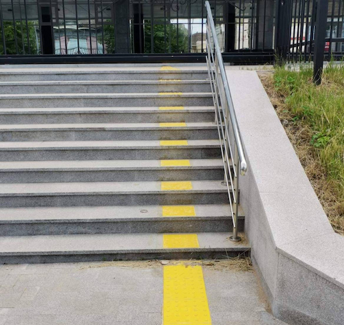 Новое средство безопасности на лестницах для людей с ограниченными возможностями зренияПодробнее