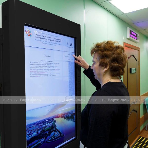 Терминал информационный «INFO-VERT-1(43)V», сенсорный, со стандартным ПО, с индукционной системой, М1 – фото № 2