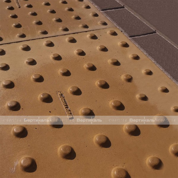 Плитка тактильная (преодолимое препятствие, конусы линейные), 55х500х500, бетон, жёлтый – фото № 4