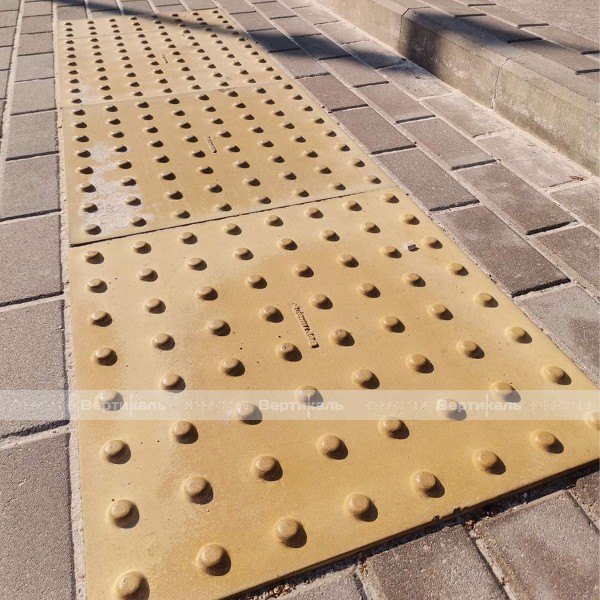 Плитка тактильная (преодолимое препятствие, конусы линейные), 55х500х500, бетон, жёлтый – фото № 5