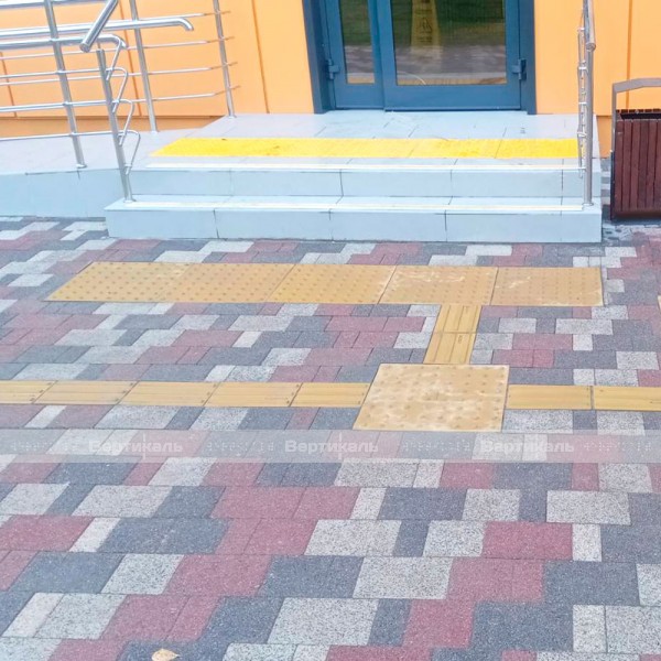 Плитка тактильная (преодолимое препятствие, конусы линейные), 55х500х500, бетон, жёлтый – фото № 3