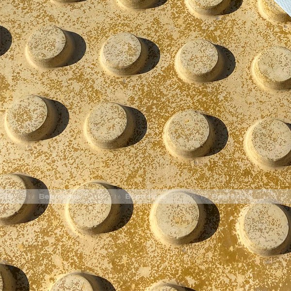 Плитка тактильная (непреодолимое препятствие, конусы шахматные), 55х300х300, бетон, жёлтая, 2 категории – фото № 3