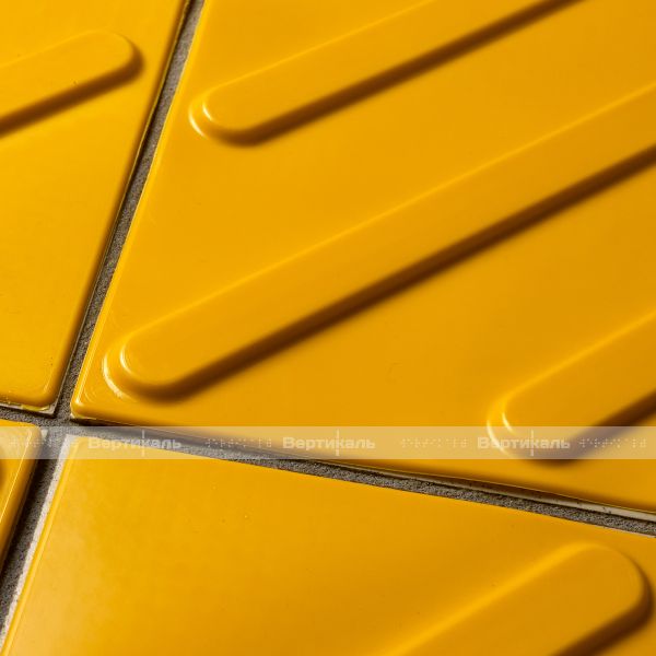 Плитка тактильная (смена направления движения, диагональ) 300х300х4, ПВХ, желтый – фото № 5